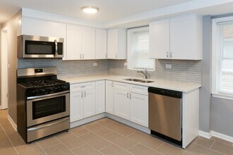 2654 W Touhy Ave, Unit 3North in Chicago, IL - Building Photo - Building Photo
