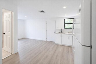 445 SW 3rd St in Miami, FL - Foto de edificio - Building Photo