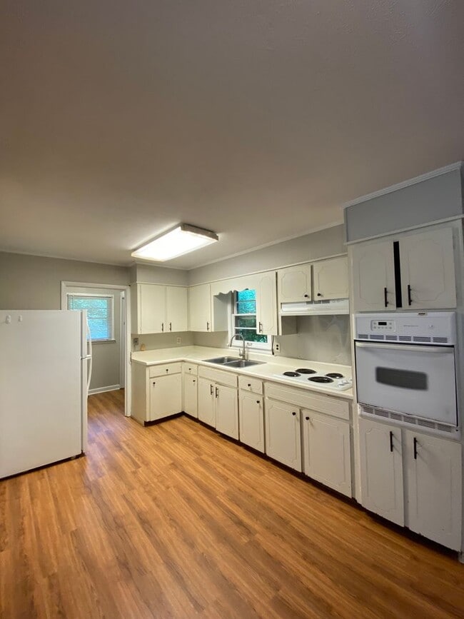 408 4th Ave NE in Jacksonville, AL - Building Photo - Building Photo