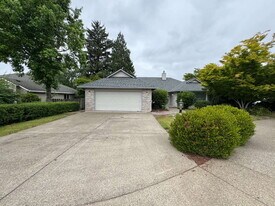 4469 SE Pennywood Dr in Milwaukie, OR - Building Photo