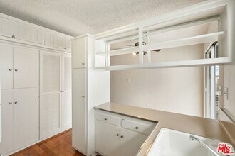 941 N San Vicente Blvd, Unit 11 in West Hollywood, CA - Foto de edificio - Building Photo