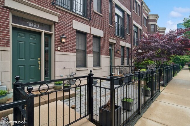 1827 S Prairie Pkwy in Chicago, IL - Building Photo - Building Photo