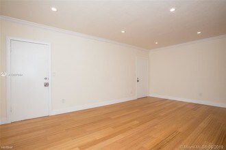 1 Edgewater Dr-Unit -# 204A in Coral Gables, FL - Foto de edificio - Building Photo