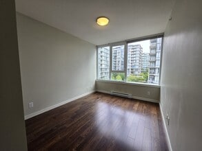 7117 Elmbridge Way in Richmond, BC - Building Photo - Building Photo
