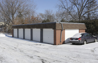 2200 W 98th St in Bloomington, MN - Building Photo - Building Photo