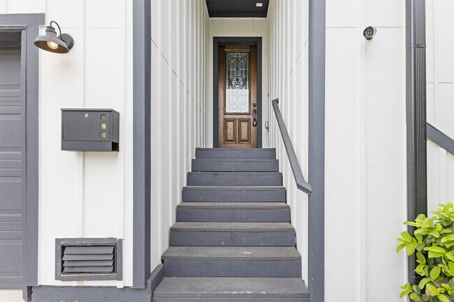 property at 806 E 39th St
