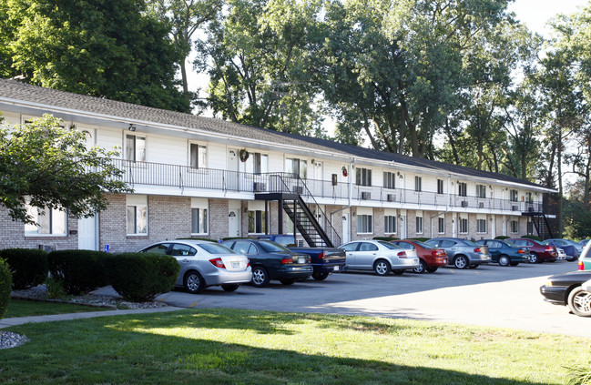 Canterbury Court Apartments in Monroe, MI - Building Photo - Building Photo