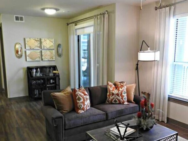 10402 Town & Country Way in Houston, TX - Building Photo - Building Photo
