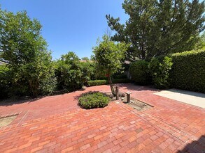 23627 Vía Beguine in Santa Clarita, CA - Building Photo - Building Photo
