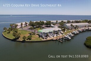 4725 Coquina Key Dr SE in St. Petersburg, FL - Building Photo
