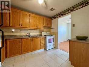 1100 Courtland Ave E in Kitchener, ON - Building Photo - Building Photo