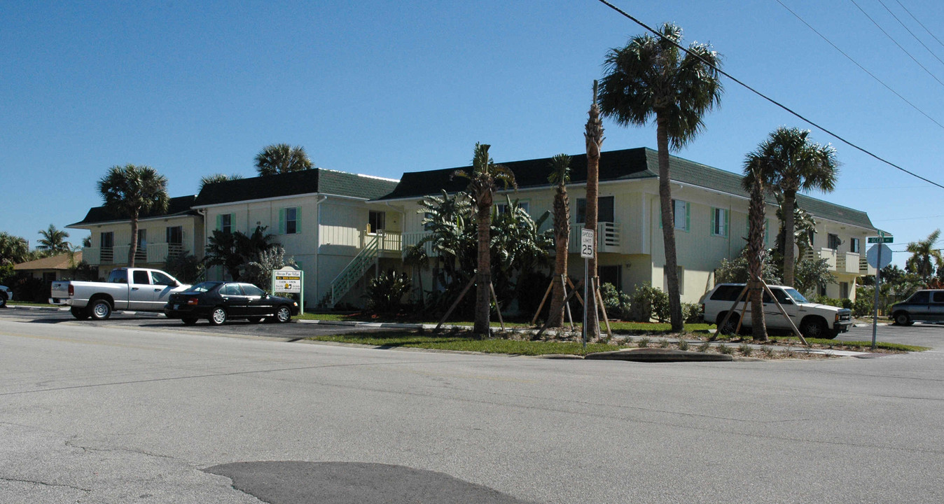 419 Ocean Ave in Melbourne Beach, FL - Building Photo