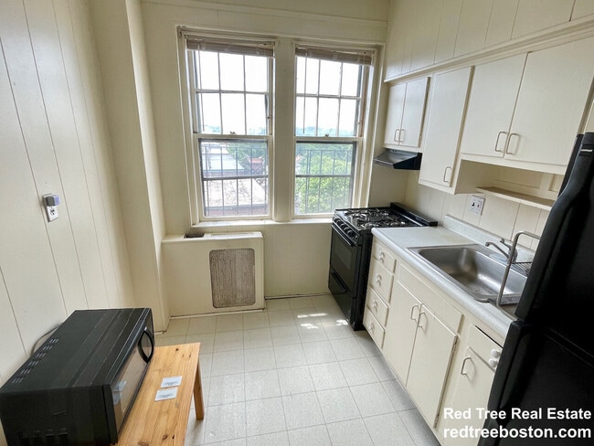 2007 Commonwealth Ave, Unit 27