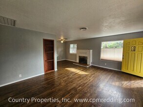 2090 Athens Ave in Redding, CA - Building Photo - Building Photo