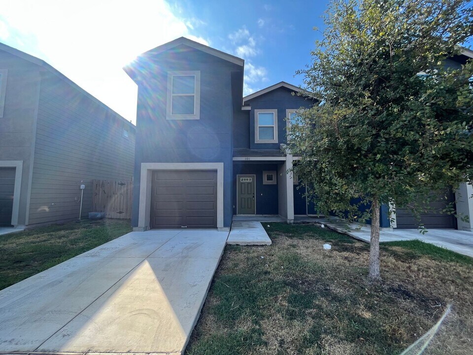 7034 Lakeview Dr. in San Antonio, TX - Building Photo