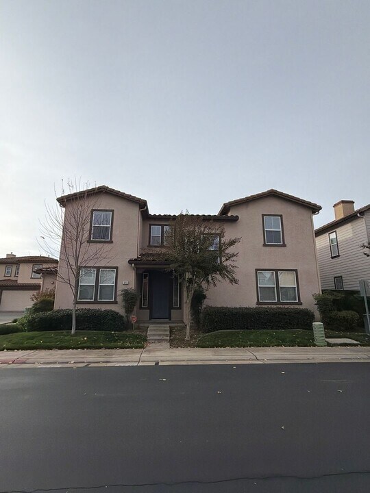 8248 Crystal Walk Cir in Elk Grove, CA - Building Photo