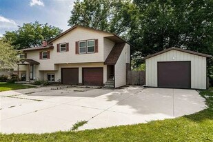 1429 Valley View Dr in Coralville, IA - Building Photo
