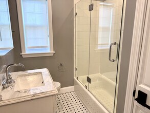 27 Commonwealth Ave, Unit 6 in Chestnut Hill, MA - Foto de edificio - Building Photo