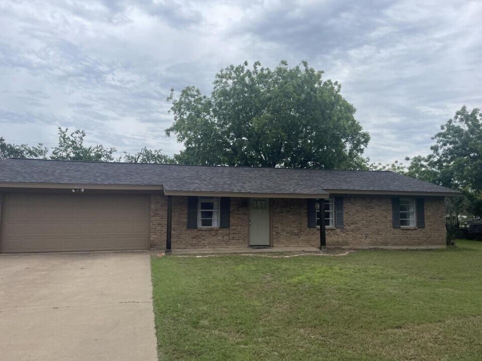 1101 S Lovers Ln in Gatesville, TX - Building Photo