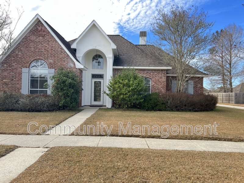 3132 White Shadows Dr in Baton Rouge, LA - Foto de edificio