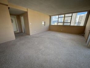 2500 Kalakaua Ave in Honolulu, HI - Building Photo - Building Photo