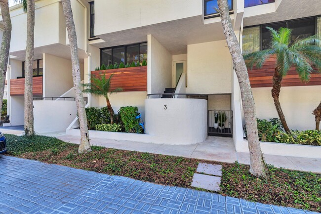 2335 S Ocean Blvd in Palm Beach, FL - Building Photo - Building Photo