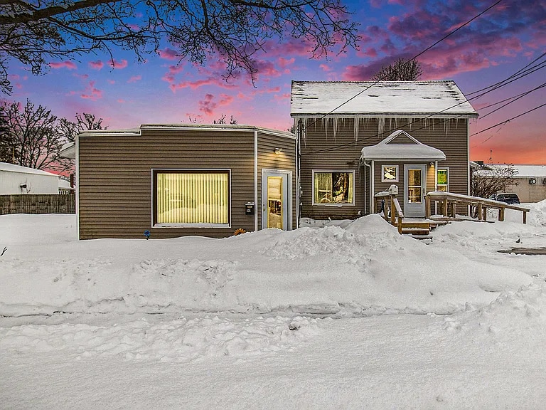 104 E Broadway Ave, Unit Apartment 1 in Scottville, MI - Building Photo