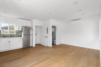 15838 Chatsworth St in Los Angeles, CA - Foto de edificio - Building Photo