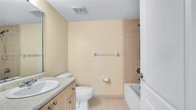 120 Douglas Rd in Coral Gables, FL - Foto de edificio - Building Photo