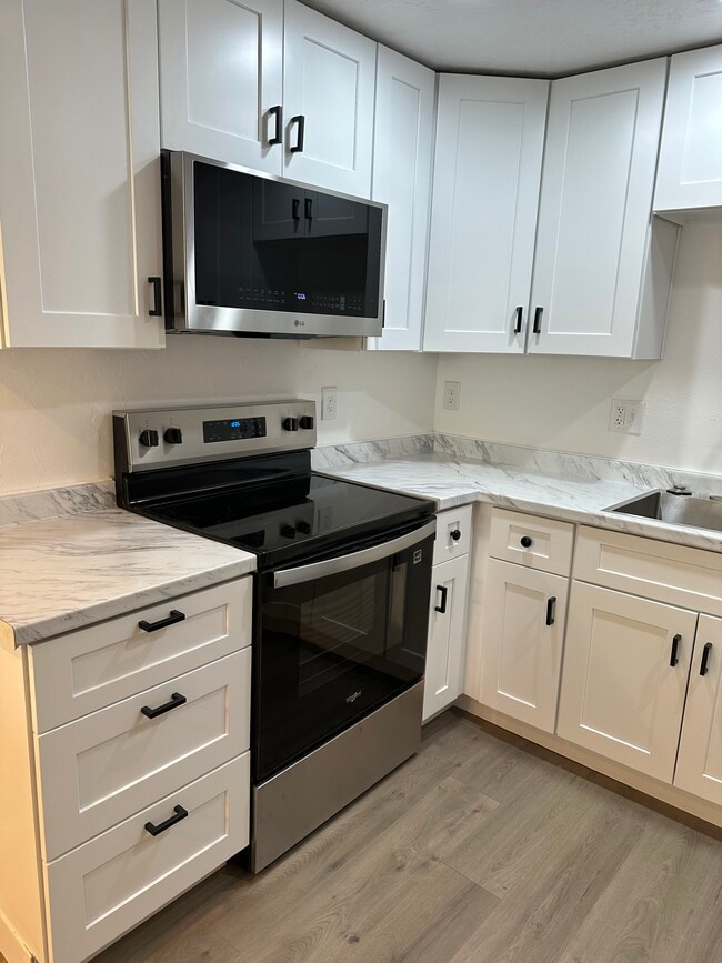 4348 N Maple Dr, Unit Basement Apartment, Unit Basement Apartment