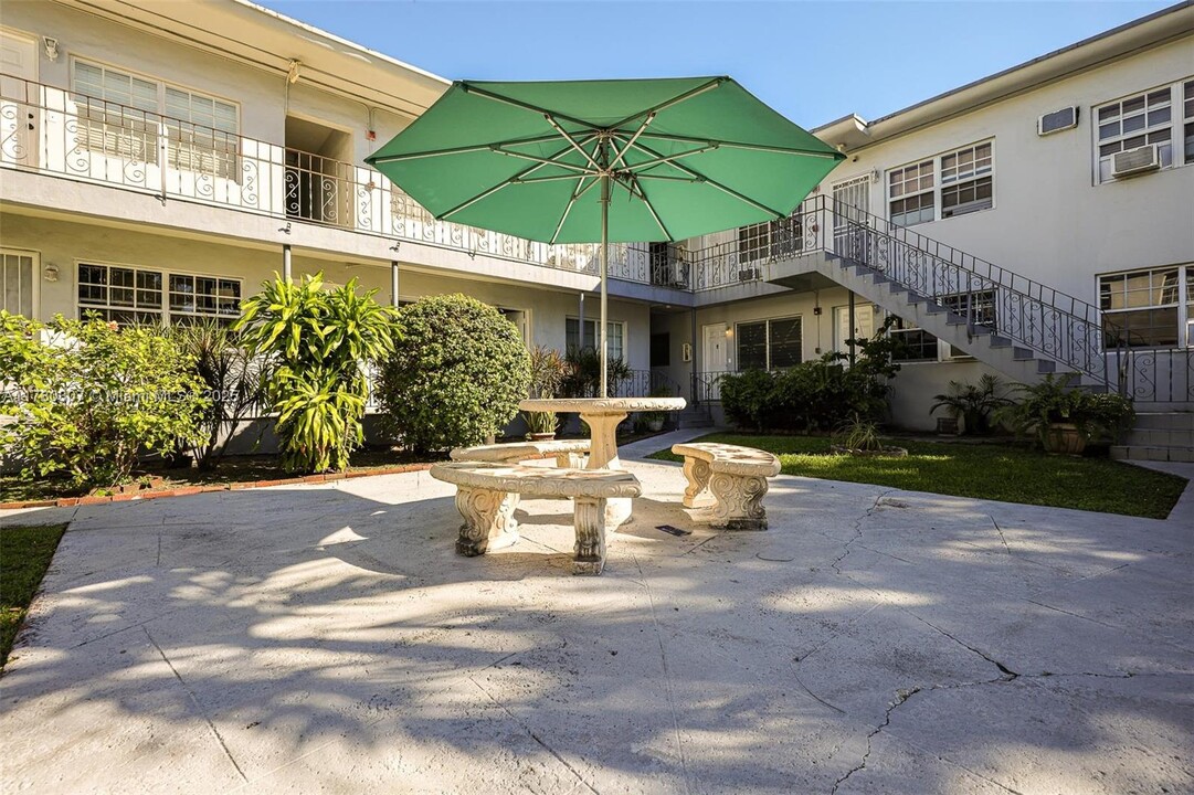 555 SW 16th Ave in Miami, FL - Building Photo