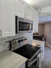 3401 N Country Club Dr, Unit EI202 in Aventura, FL - Building Photo - Building Photo