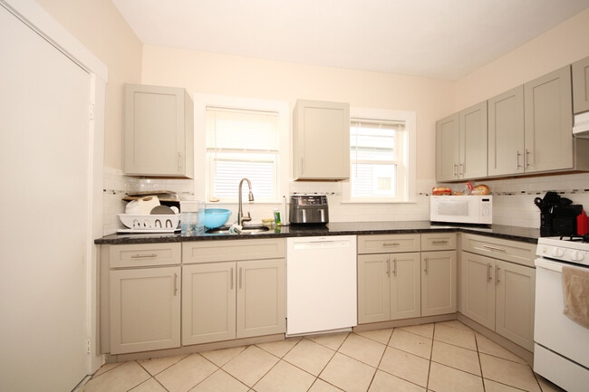 53 Parker St, Unit 3 in Watertown, MA - Foto de edificio - Building Photo