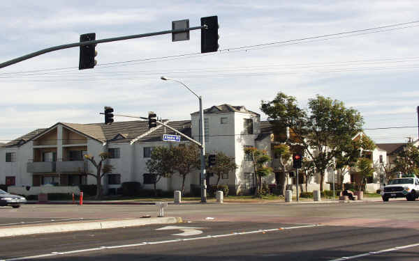 7001 Alondra Blvd in Paramount, CA - Building Photo