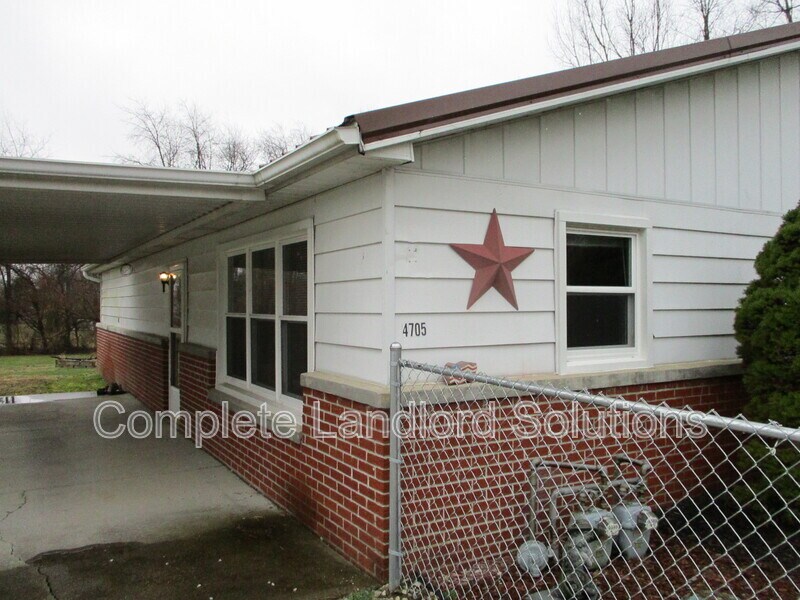 4705 N Show St in North Terre Haute, IN - Foto de edificio