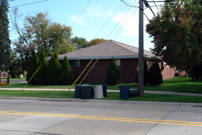 Lawrence Apartments in Center Line, MI - Building Photo - Building Photo