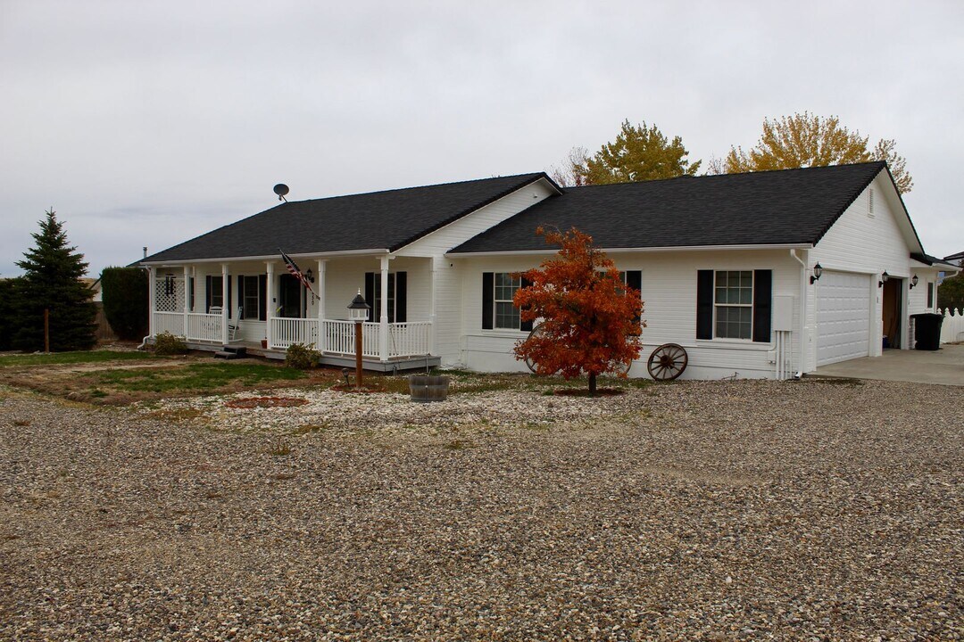 650 Eastlake Dr in Spring Creek, NV - Building Photo