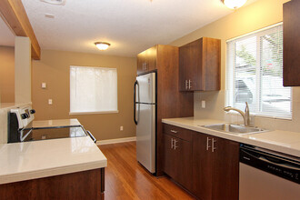 Fulton Park Apartments in Portland, OR - Building Photo - Interior Photo