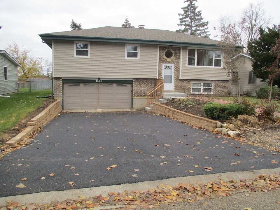831 Navajo Dr in Lake In The Hills, IL - Building Photo