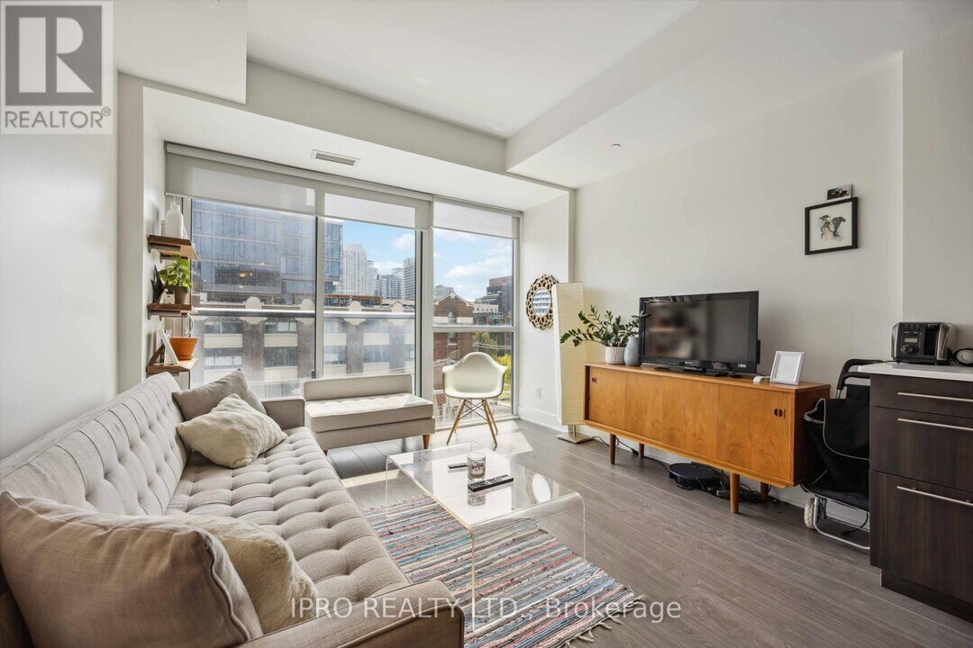 508-508 Wellington St W in Toronto, ON - Building Photo