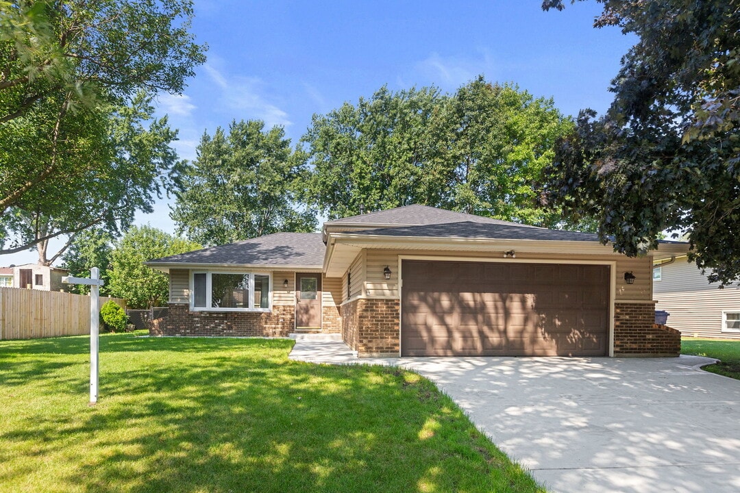 630 Kenilworth Ave in South Elgin, IL - Foto de edificio