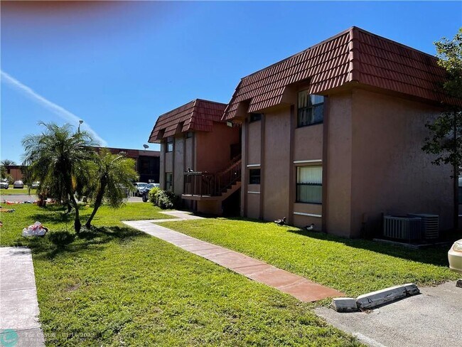 6485 W 27th Ave-Unit -11-42 in Hialeah, FL - Building Photo - Building Photo