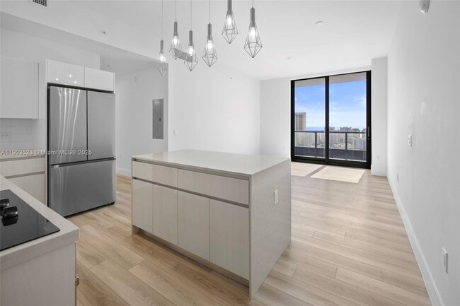 101 Diplomat Pkwy in Hallandale Beach, FL - Foto de edificio - Building Photo