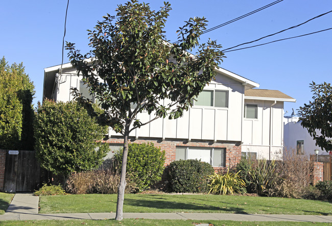 1611 Santa Clara Ave in Alameda, CA - Building Photo - Building Photo