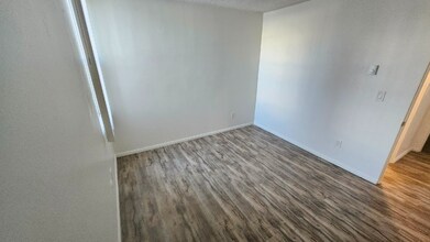 11030 Moorpark St, Unit A15 in Los Angeles, CA - Foto de edificio - Building Photo