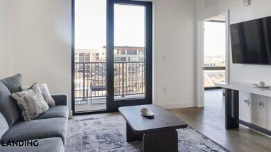 1007 S Mint St, Unit 818 in Charlotte, NC - Building Photo - Building Photo