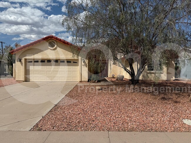 property at 822 W Earll Dr
