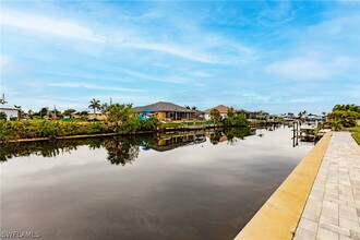 2704 SW 25th St in Cape Coral, FL - Foto de edificio - Building Photo