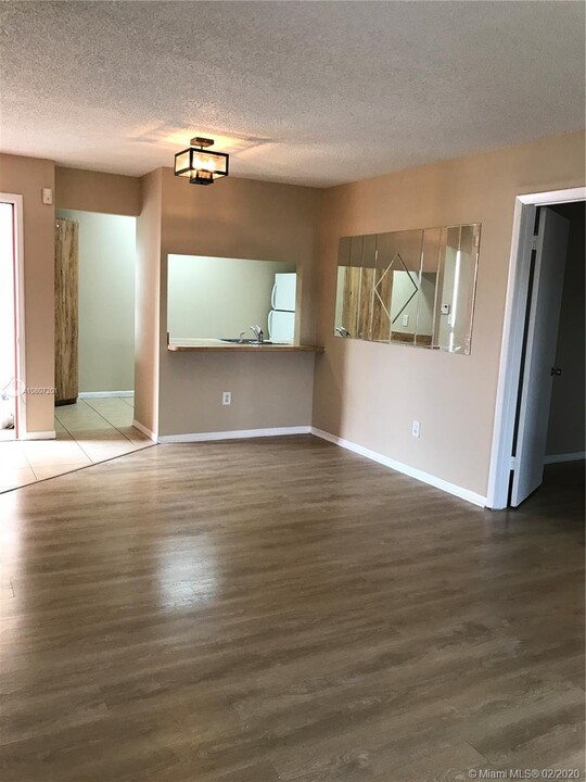 20905 NE 8th Ct-Unit -202-36 in Miami, FL - Building Photo