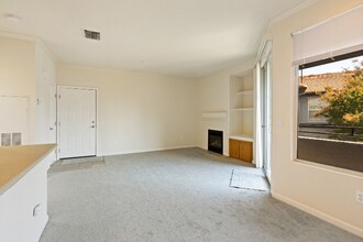 5201 Laguna Oaks Dr in Elk Grove, CA - Building Photo - Building Photo
